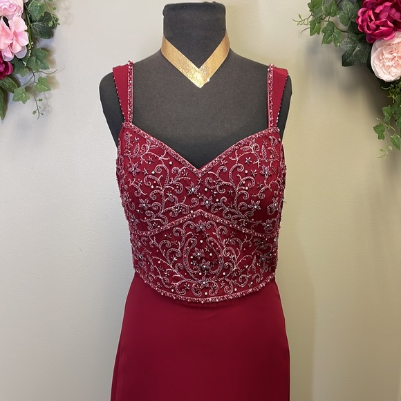 A gorgeous maroon Cameron Bloke by Mon Cheri in size 10 is up for grabs! - Picture 5 of 6